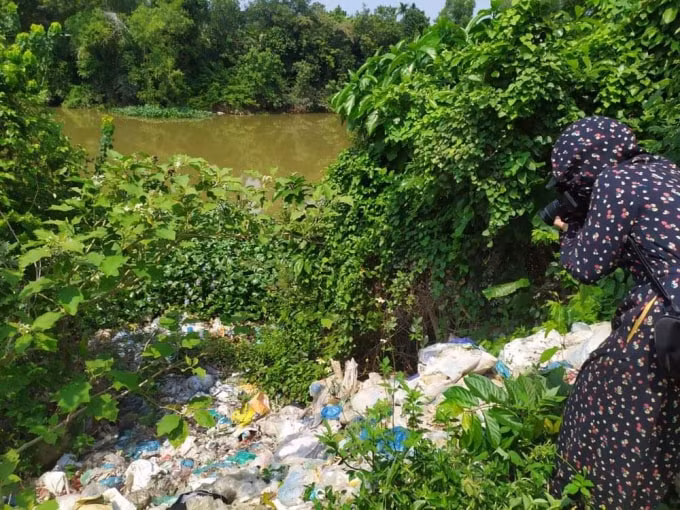 Rác bủa vây dòng sông được phóng viên phản ánh về tình trạng ô nhiễm môi trường. Ảnh H.P
