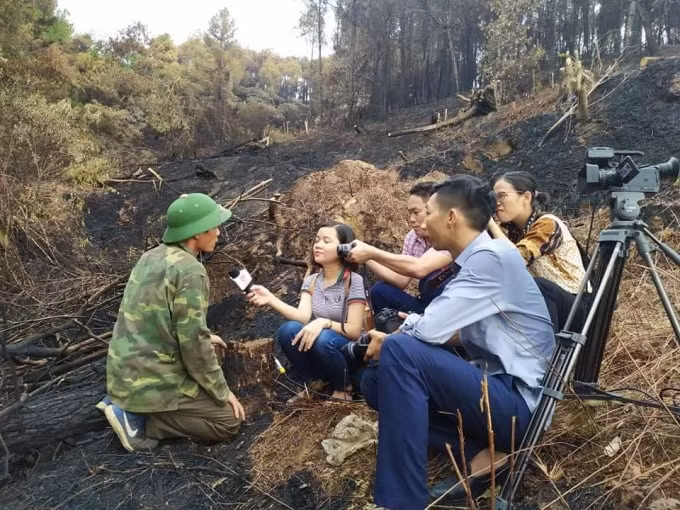 Nhóm phóng viên thường trú Hà Tĩnh gặp và nghe câu chuyện dùng cưa xăng băng rừng tạo đường băng cản lửa trong vụ cháy 50 ha rừng thông trên núi Hồng Lĩnh của ông Đậu Văn Tiến. Ảnh: T.P.