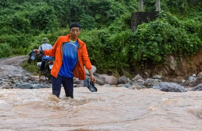Hình ảnh phóng viên lăn xả trong vùng lũ để chuyển tải thông tin đến độc giả.