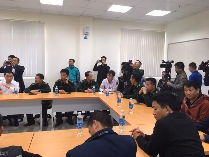 Nhóm phóng viên ở Hà Tĩnh nhanh chóng có mặt để truyền tải thông tin nhanh nhất về vụ chìm tàu ở vùng biển Kỳ Anh. Ảnh P.Đ