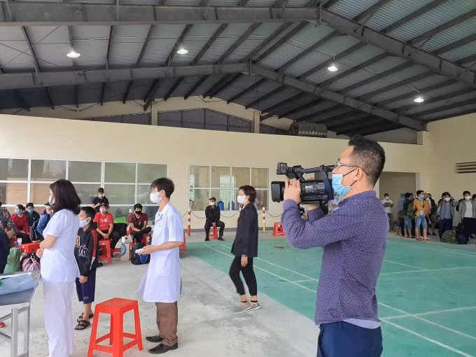 Nam phóng viên ở Hà Tĩnh tác nghiệp tại khu cách ly tập trung khu vực cổng B - Cửa khẩu Quốc tế Cầu Treo. Ảnh A.D