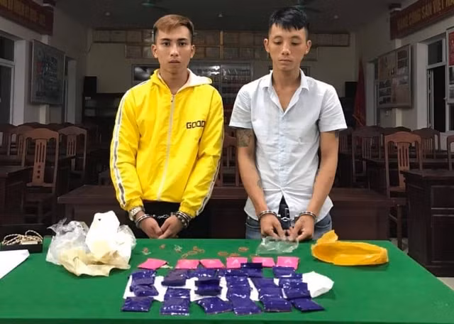 2 thanh niên ngang nhiên dùng taxi vận chuyển hơn 6.000 viên ma túy đã bị bắt. Ảnh: TL