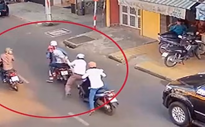 Nhóm người dàn cảnh cướp tiền. Ảnh minh họa.