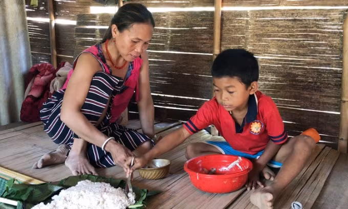 Hộ nghèo phải trích tiền hỗ trợ Covid-19 để thôn 