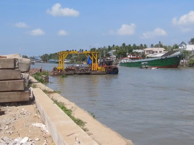 Sông Ô Môn sẽ có kè chống sạt lở. Ảnh: TL.