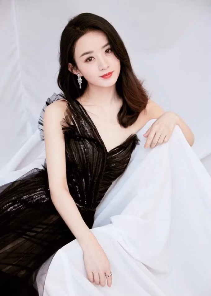 Triệu Lệ Dĩnh là ngôi sao hàng đầu giới giải trí Hoa ngữ cho nên việc giữ gìn nhan sắc và ngoại hình càng trở nên quan trọng.