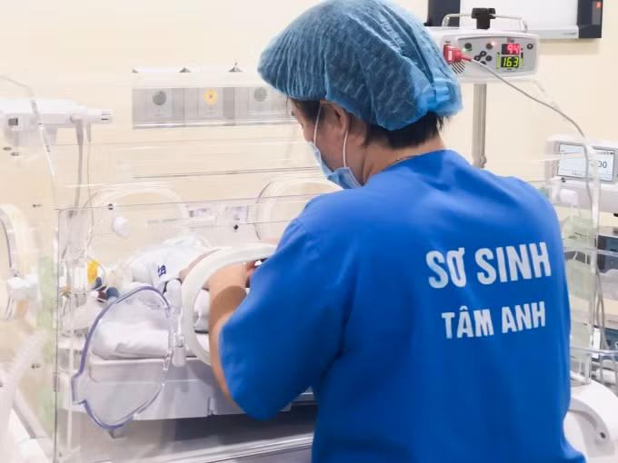 Bé gái sinh non 24 tuần 5 ngày được nuôi dưỡng thành công tại khoa Sơ sinh, Bệnh viện Đa khoa Tâm Anh, Hà Nội.
