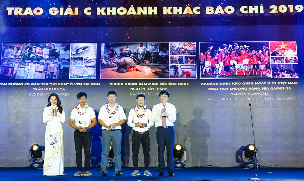 Ông Hồ Quang Lợi - Phó Chủ tịch Thường trực Hội Nhà báo Việt Nam cùng Giọng hát đoạt Giải nhất Liên hoan Tiếng hát người làm báo 2012 và 2018 Nguyễn Hồng Nhung trao giải C. Ảnh Sơn Hải