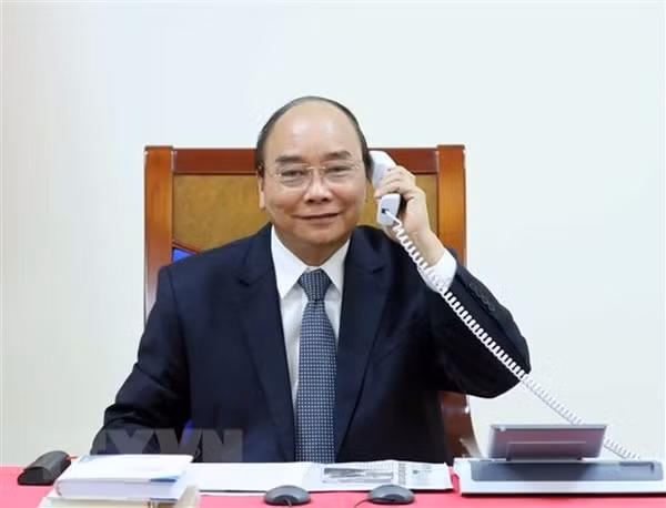 Thủ tướng Nguyễn Xuân Phúc điện đàm với Thủ tướng Pháp Edouard Philippe. Ảnh: TTXVN