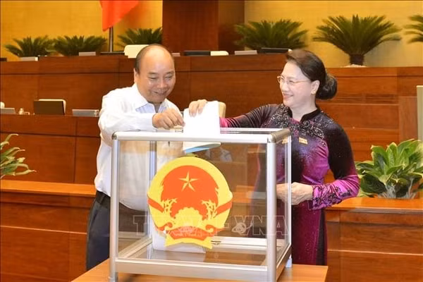 Thủ tướng Nguyễn Xuân Phúc và Chủ tịch Quốc hội Nguyễn Thị Kim Ngân bỏ phiếu phê chuẩn danh sách Phó Chủ tịch và Ủy viên Hội đồng bầu cử quốc gia. Ảnh: TTXVN