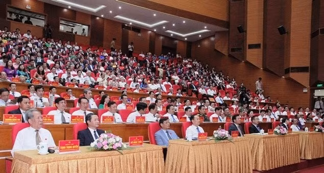 Các đồng chí lãnh đạo tỉnh Thanh Hóa và các đại biểu dự đại hội Đảng bộ thành phố Thanh Hóa