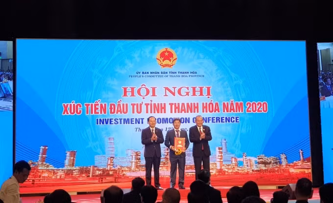 Tỉnh Thanh Hóa trao Quyết định chấp nhận chủ trương đầu tư, Giấy chứng nhận đăng ký đầu tư cho các nhà đầu tư