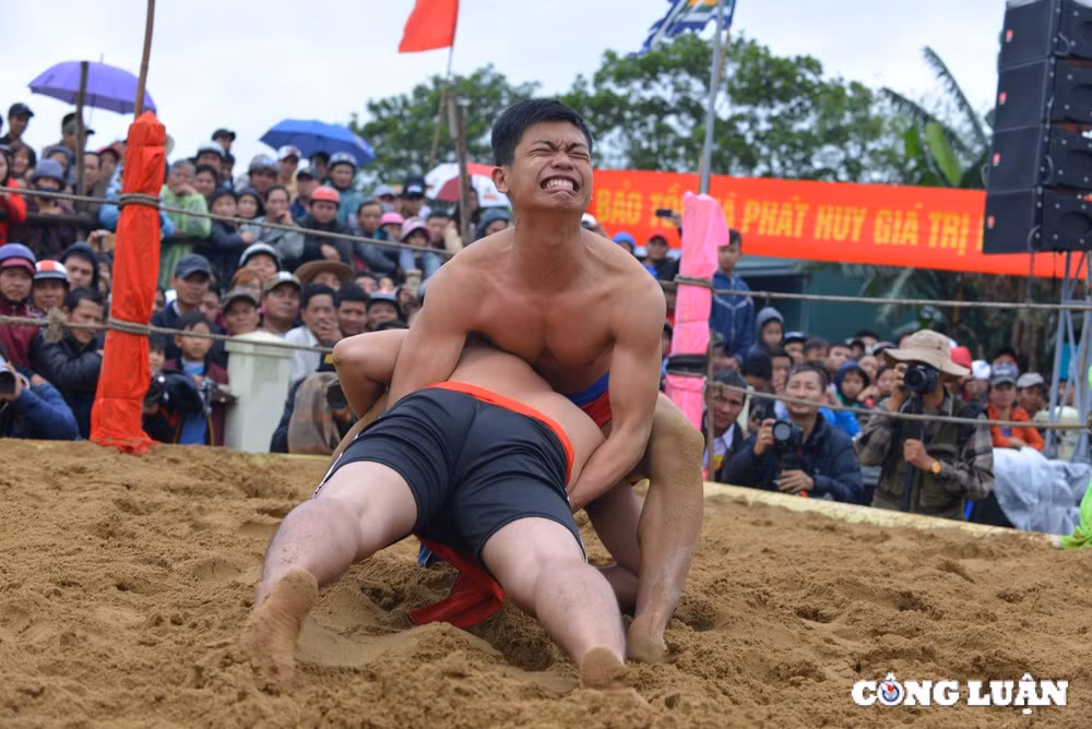 don xuan moi ve lang sinh xu hue xem hoi vat dau nam hinh 10