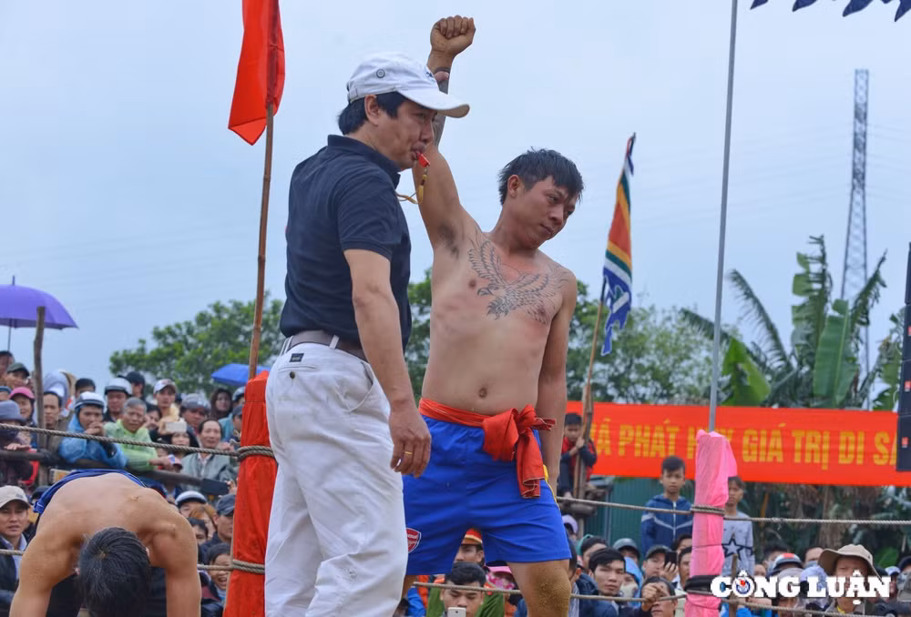don xuan moi ve lang sinh xu hue xem hoi vat dau nam hinh 9