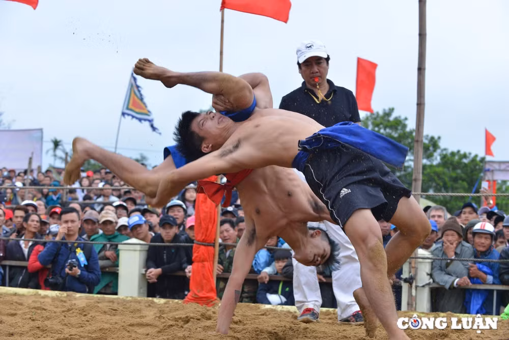 don xuan moi ve lang sinh xu hue xem hoi vat dau nam hinh 11
