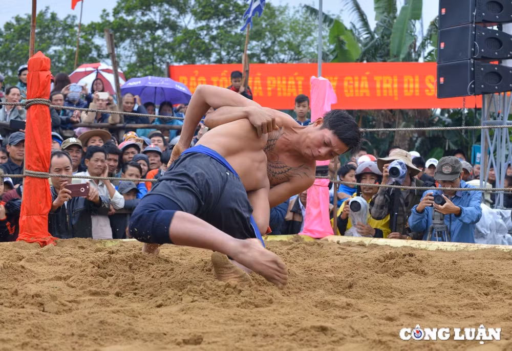 don xuan moi ve lang sinh xu hue xem hoi vat dau nam hinh 7