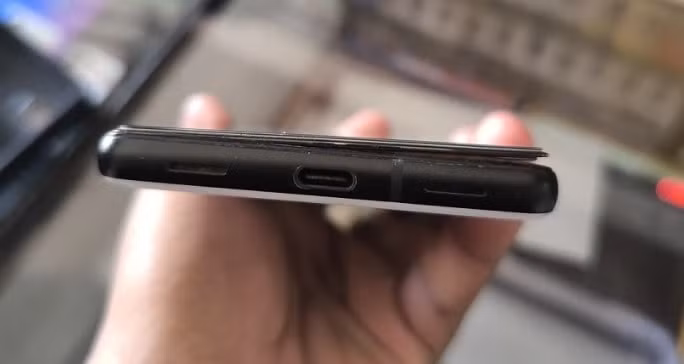 pin bi phong lam hong man hinh pixel 6a tro nen nguy hiem khi su dung hinh 2