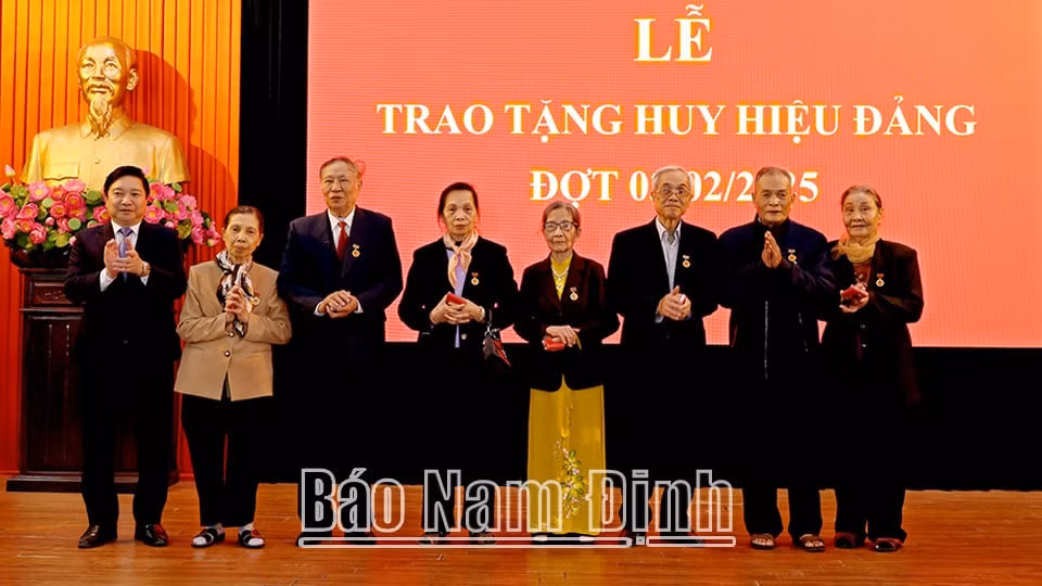 nam dinh 2399 dang vien duoc tang huy hieu dang nhan ky niem 95 nam ngay thanh lap dang hinh 1