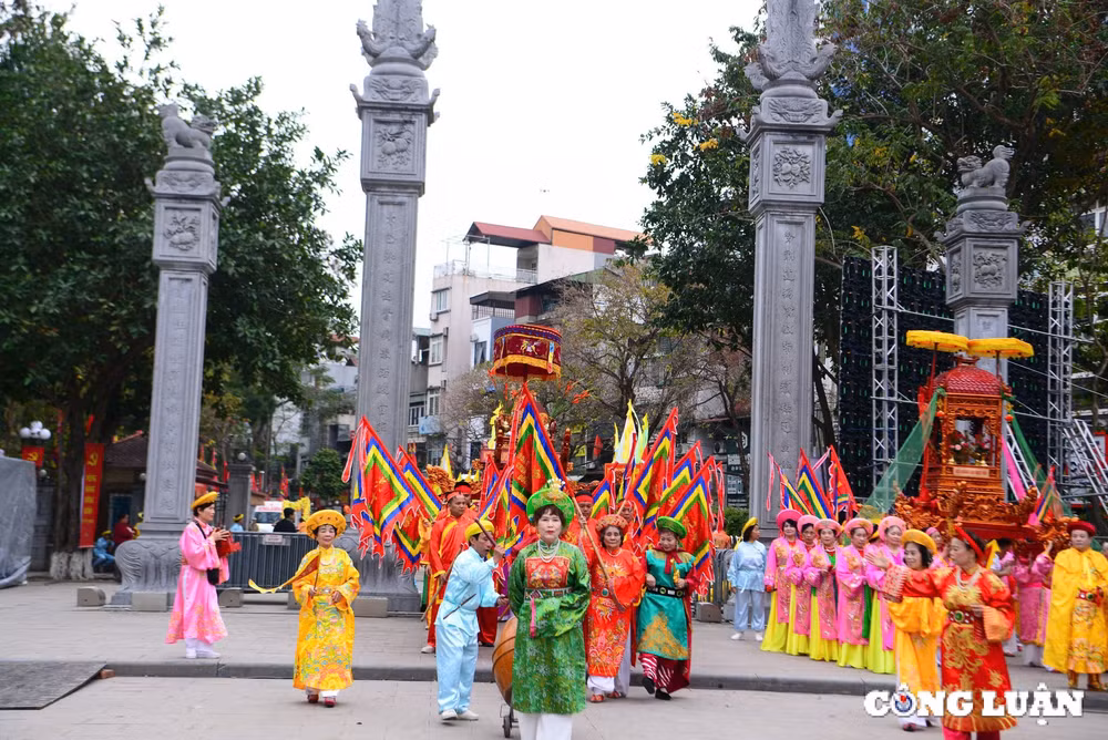 hang nghin nguoi dan va du khach thap phuong toi thuong ngoan le hoi go dong da 2025 hinh 14