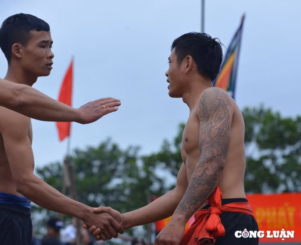 don xuan moi ve lang sinh xu hue xem hoi vat dau nam hinh 4