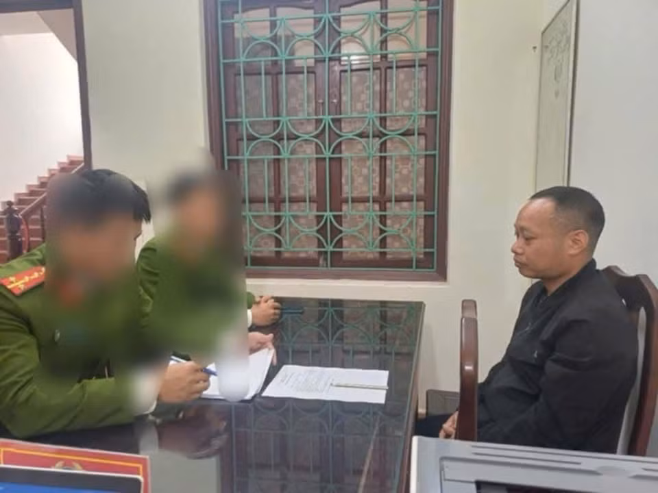 nam dinh tam giu khan cap hai doi tuong hanh hung nam tai xe o to tai ben pha con nhat hinh 1