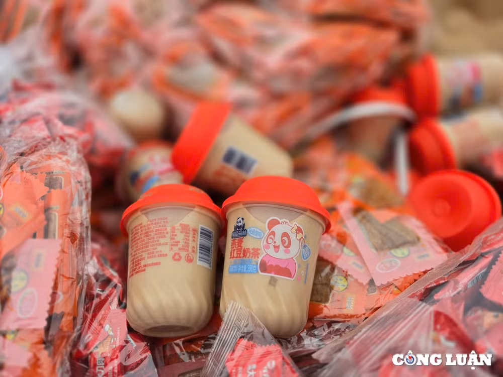 ha noi tra sua xuc xich banh keo co chu nuoc ngoai chat nui tai bai rac o la phu hinh 4