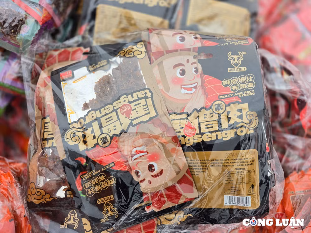 ha noi tra sua xuc xich banh keo co chu nuoc ngoai chat nui tai bai rac o la phu hinh 7