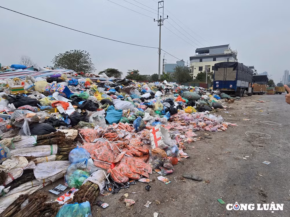 ha noi tra sua xuc xich banh keo co chu nuoc ngoai chat nui tai bai rac o la phu hinh 11