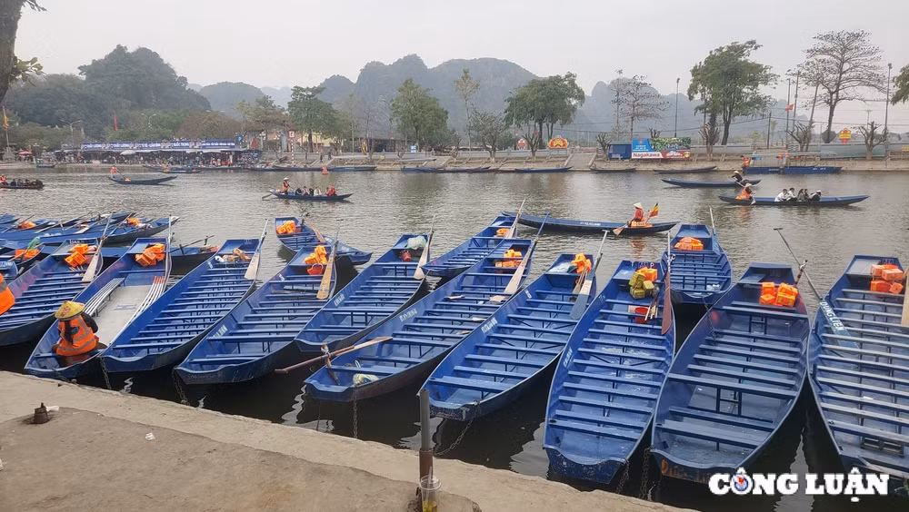 chua huong vang khach sau 2 ngay khai hoi lai do xep hang cho hinh 2