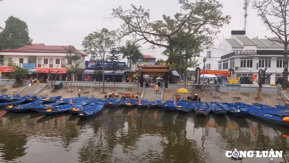 chua huong vang khach sau 2 ngay khai hoi lai do xep hang cho hinh 1