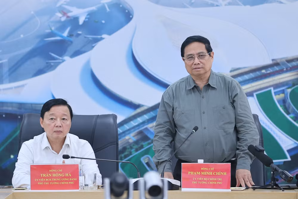 thu tuong pham minh chinh thi sat tang qua tet cong nhan tren cong truong san bay long thanh hinh 5
