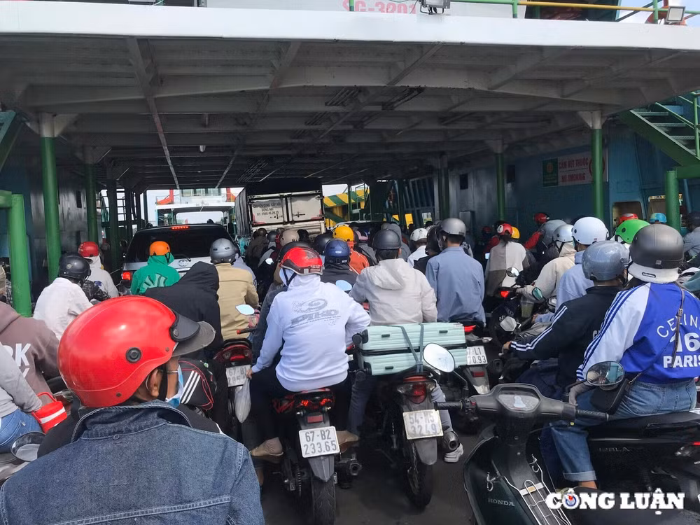 nguoi dan bat dau tro lai tp hcm ben pha san bay nhon nhip hinh 2