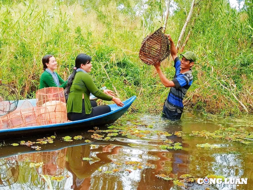 ca mau don 25382 luot khach den tham quan trong ngay mung 3 tet hinh 1