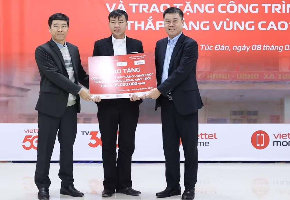 bao vietnamnet trao tang cong trinh den chieu sang tai huyen tram tau tinh yen bai hinh 1