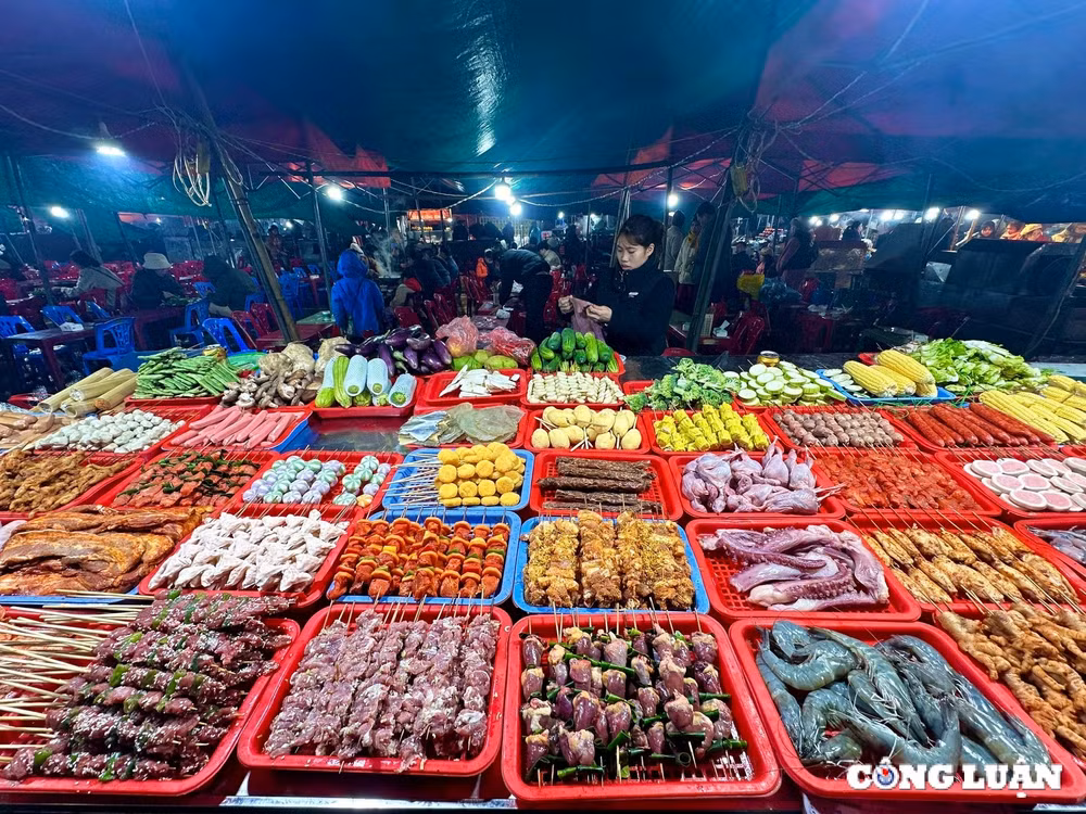 khach du lich nuom nuop ve trai nghiem cho am thuc dem tai sa pa hinh 7