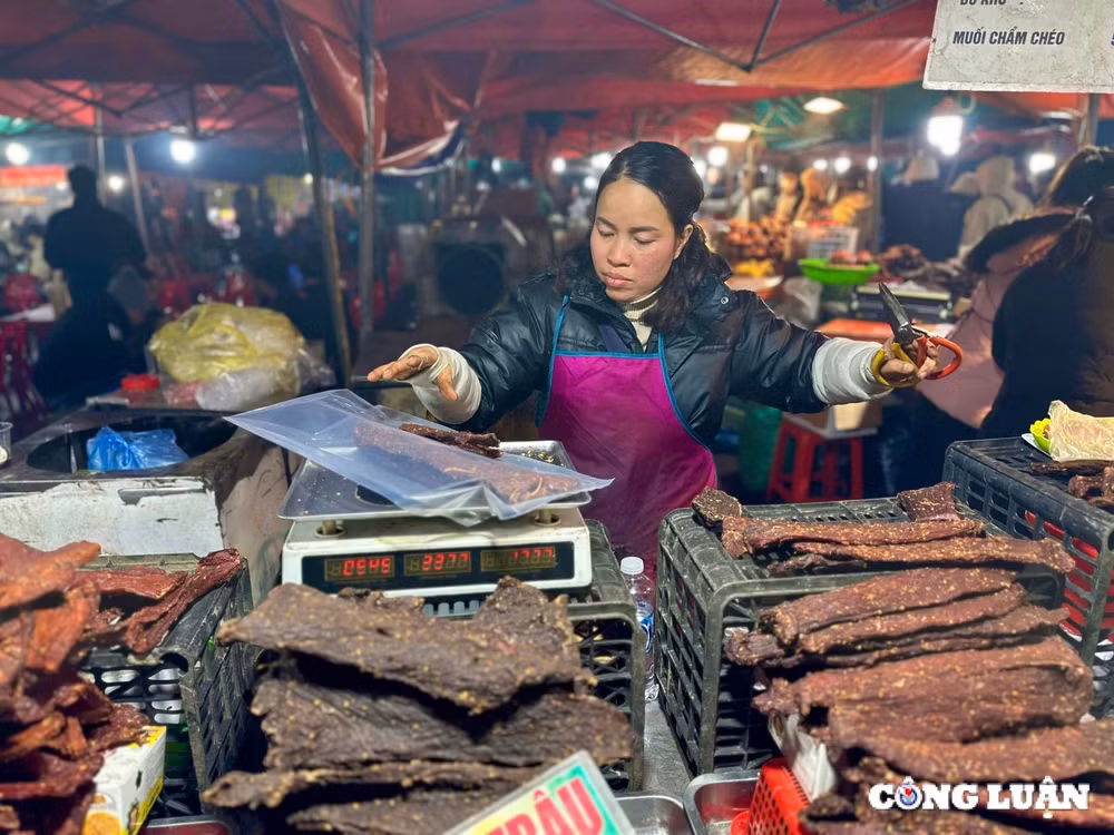khach du lich nuom nuop ve trai nghiem cho am thuc dem tai sa pa hinh 11
