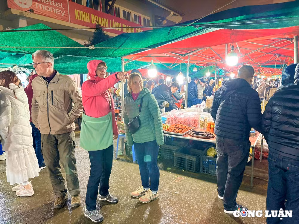 khach du lich nuom nuop ve trai nghiem cho am thuc dem tai sa pa hinh 5