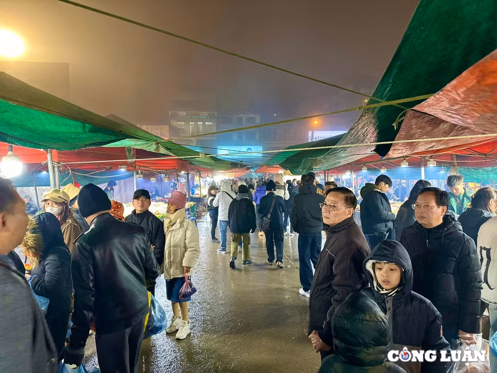 khach du lich nuom nuop ve trai nghiem cho am thuc dem tai sa pa hinh 2