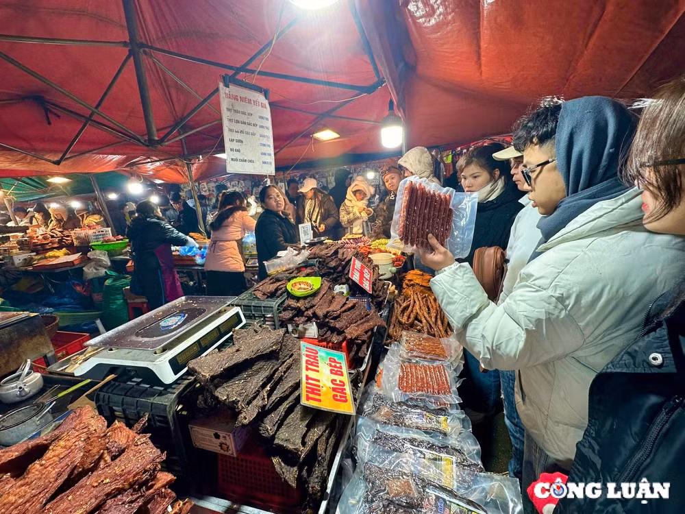 khach du lich nuom nuop ve trai nghiem cho am thuc dem tai sa pa hinh 10