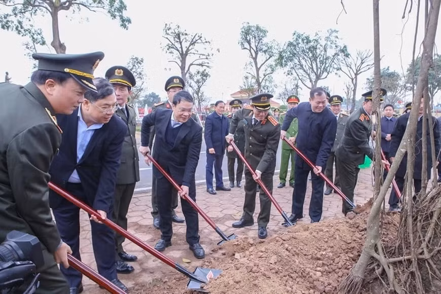 bo cong an phat dong tet trong cay nam 2025 vi mot viet nam xanh hinh 2