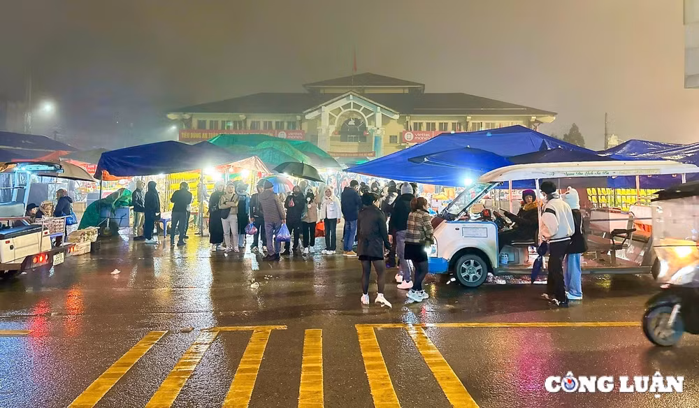 khach du lich nuom nuop ve trai nghiem cho am thuc dem tai sa pa hinh 1