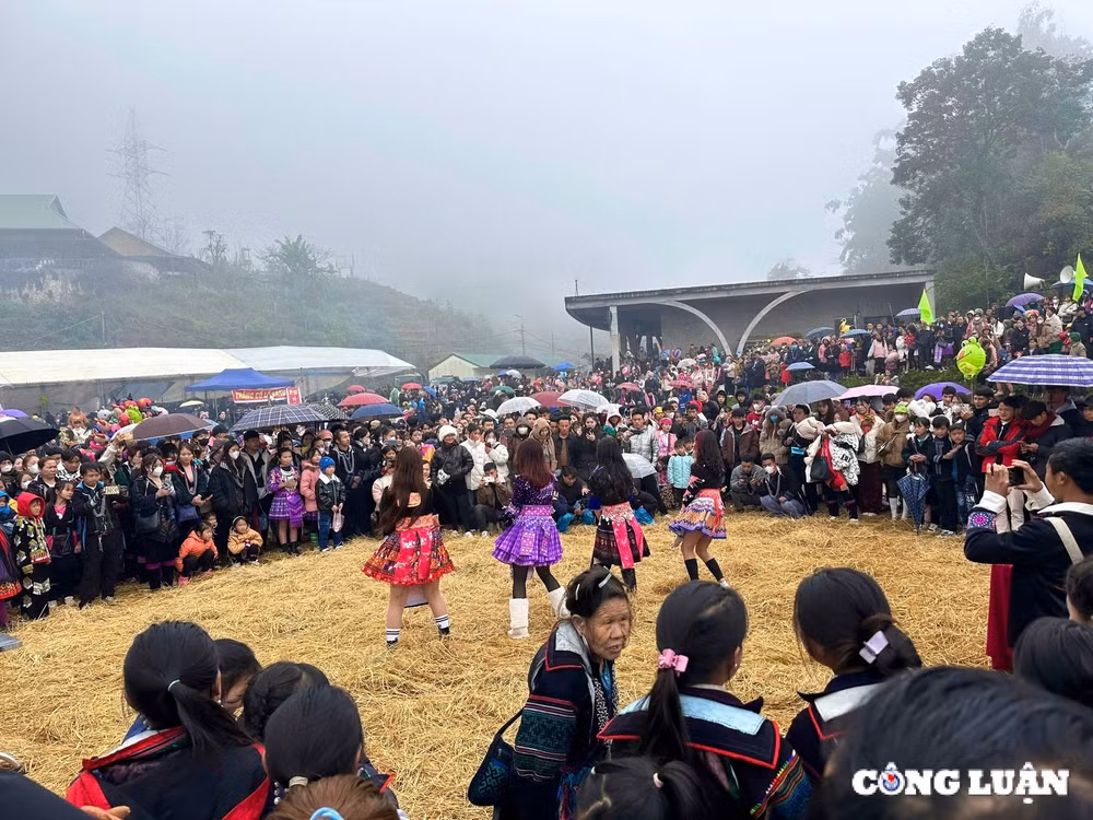 doc dao le hoi gau tao cua dong bao nguoi mong o thi xa sa pa hinh 10