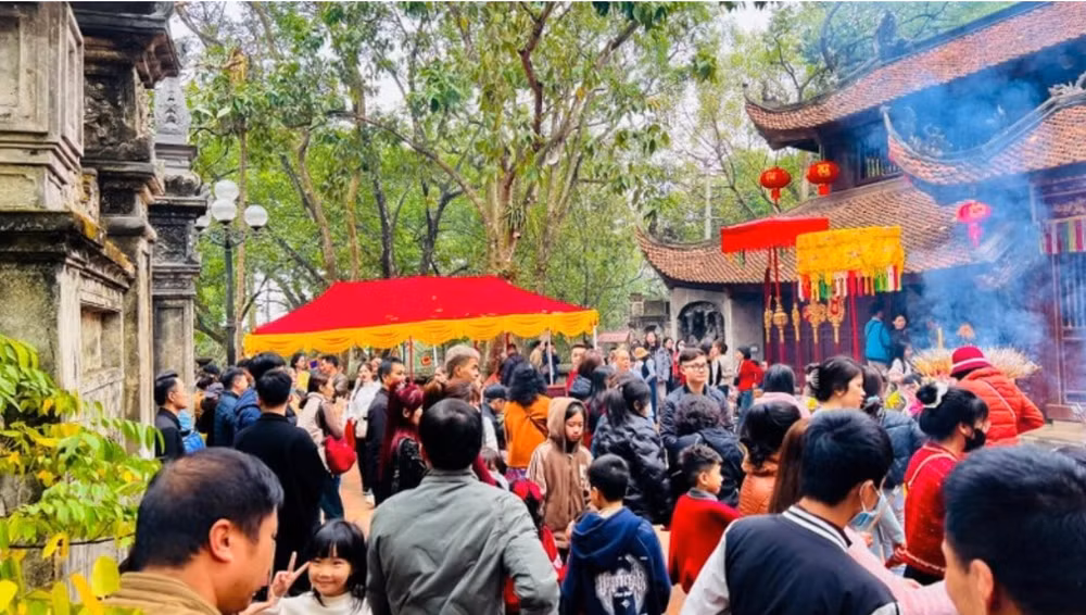 hang van du khach ve khai hoi giong den soc hinh 2