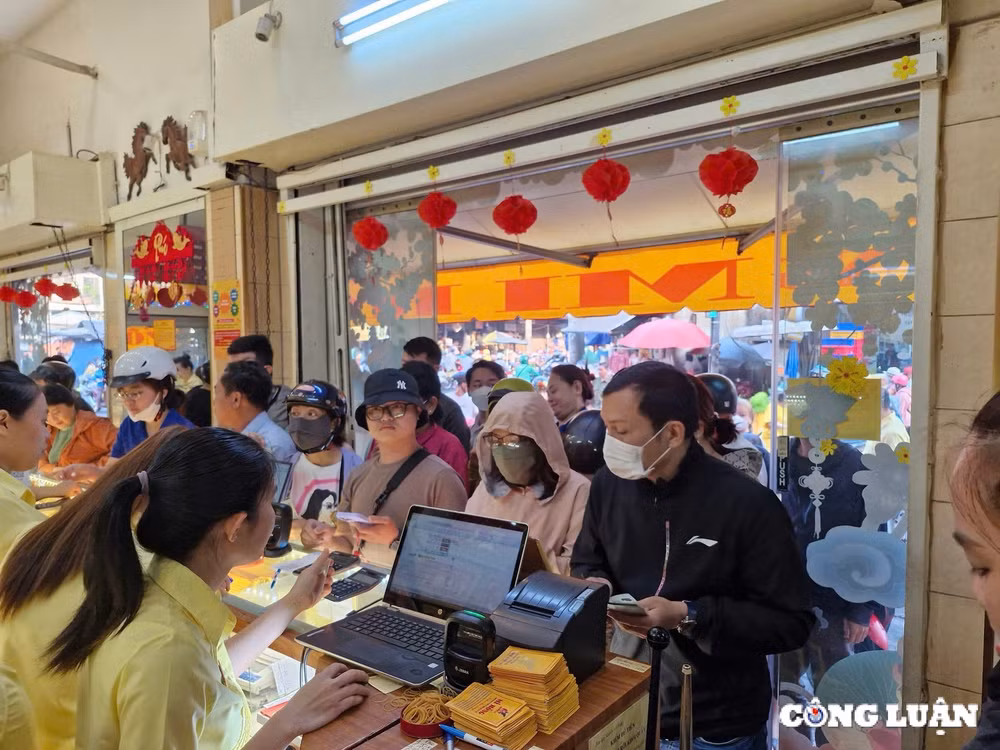 nguoi dan tp hcm xep hang di mua vang ca loc nuong ngay via than tai hinh 2