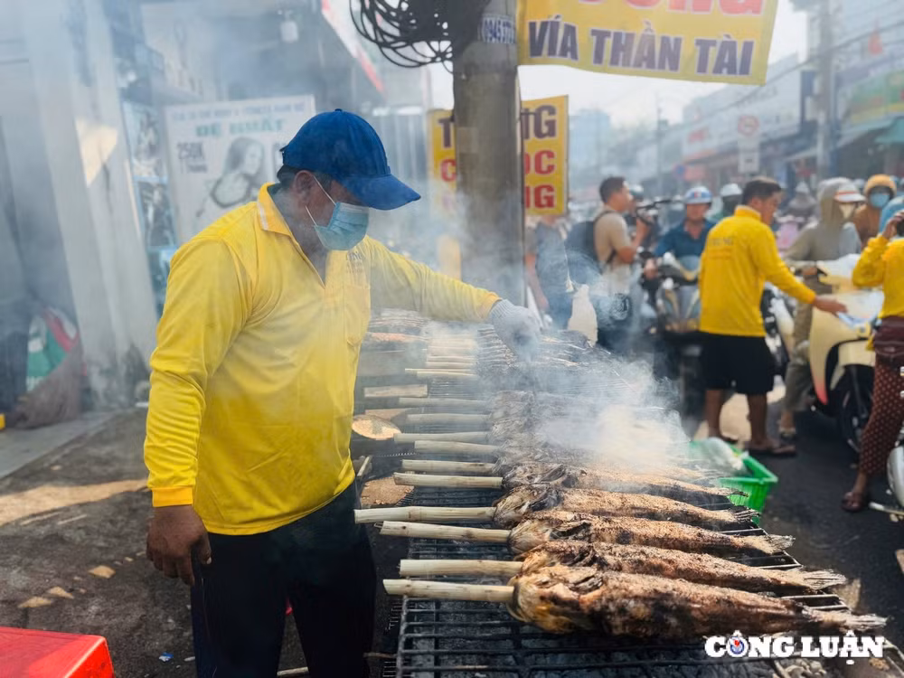 nguoi dan tp hcm xep hang di mua vang ca loc nuong ngay via than tai hinh 4