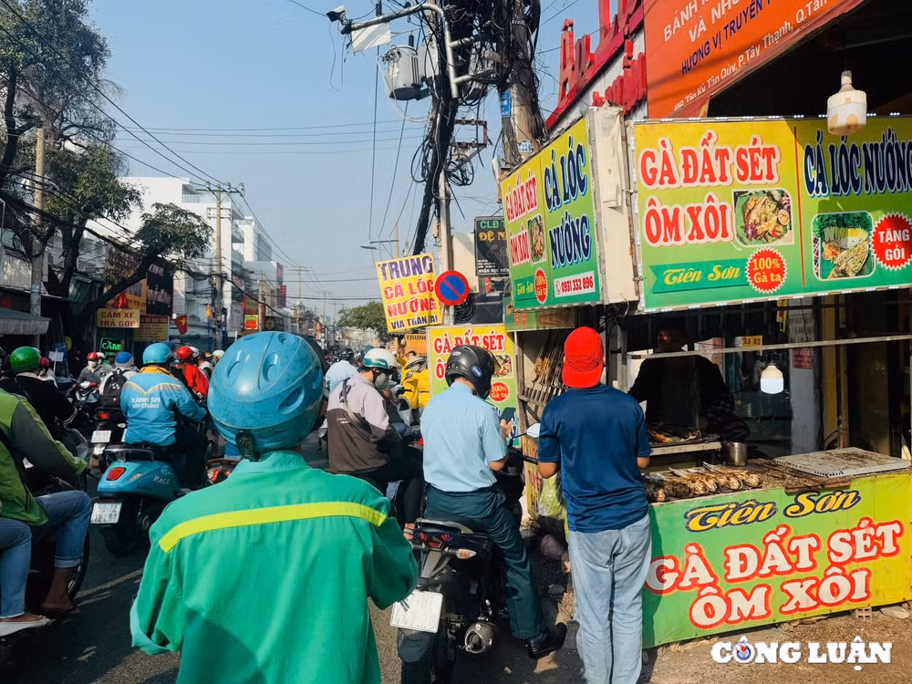 nguoi dan tp hcm xep hang di mua vang ca loc nuong ngay via than tai hinh 3