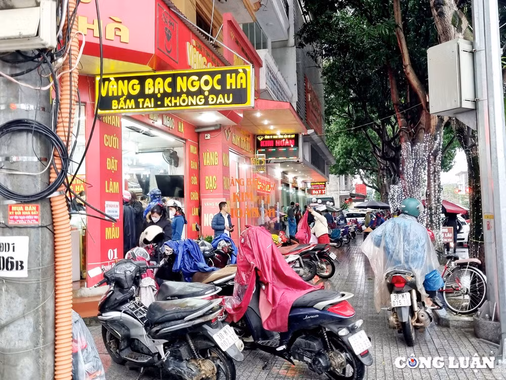 nguoi dan doi mua mua vang ngay via than tai o ha tinh hinh 3