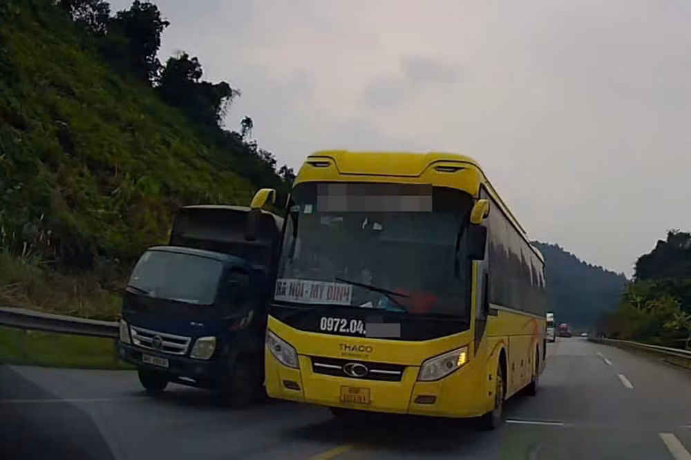 vuot au tren cao toc noi bai lao cai nam tai xe bi xu phat hinh 1