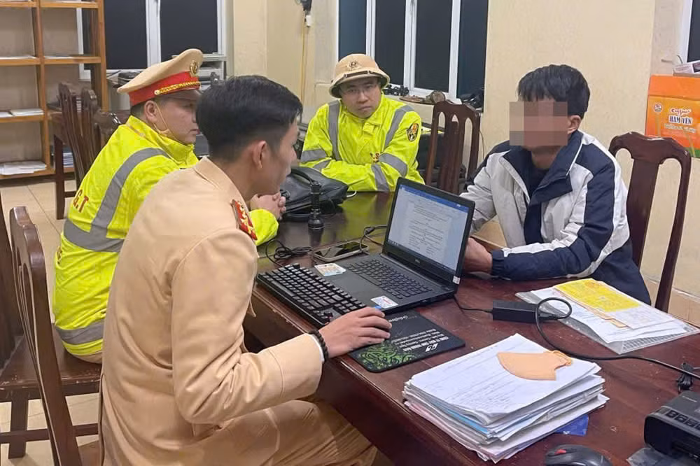 can tro doan xe uu tien tren quoc lo 2 nam tai xe bi xu phat hinh 1