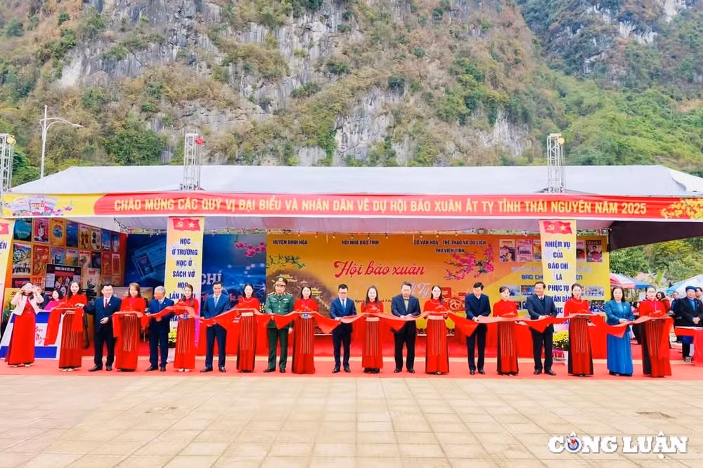 hoi bao xuan at ty tinh thai nguyen mang den cho ban doc va nhan dan mot khong gian bao chi nhieu ban sac hinh 2